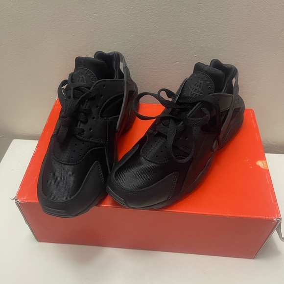 Black Nike Air Huarache - Picture 2 of 7